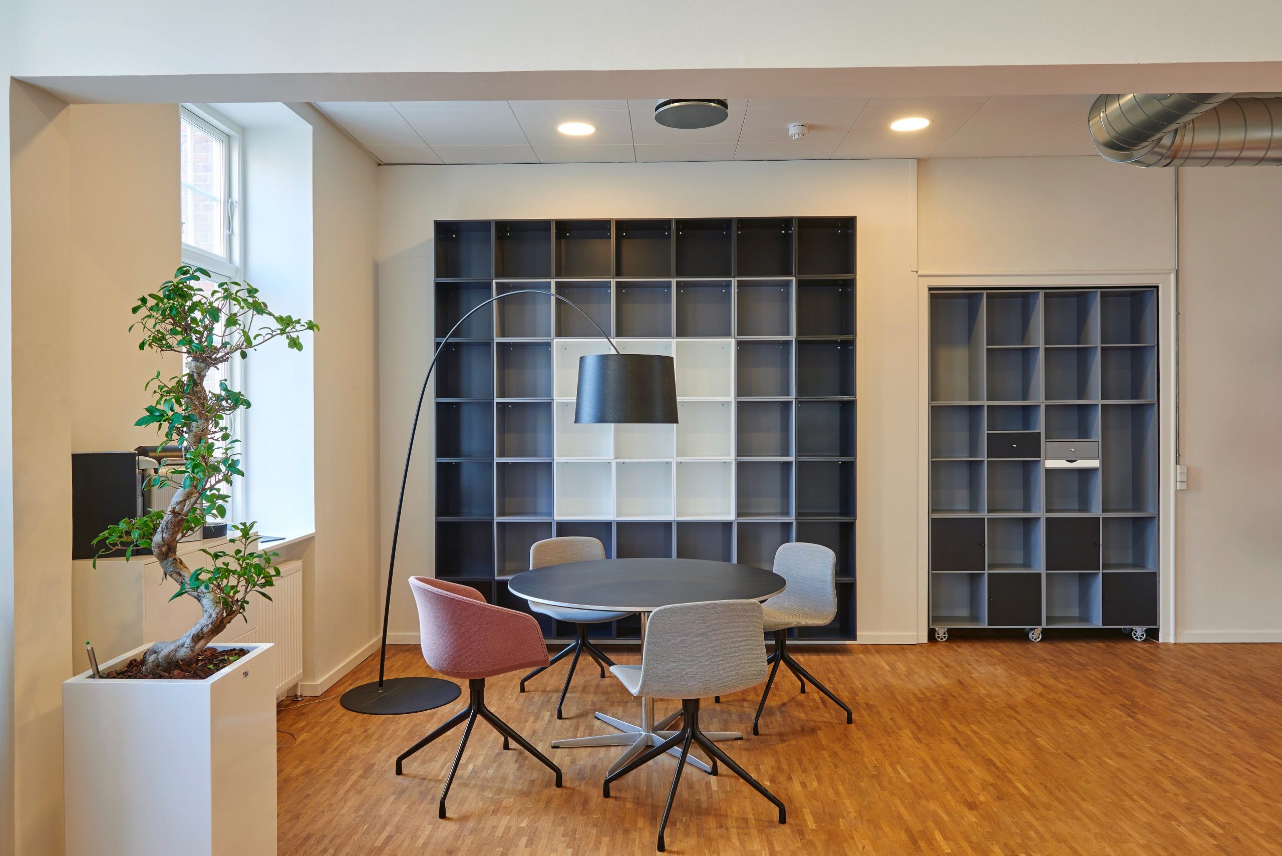 meeting room round table with chairs